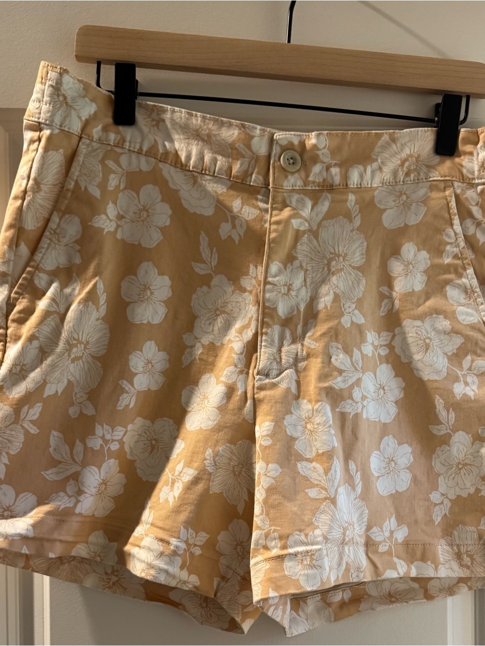 JACHS Girlfriend Women's Floral Flat-Front Shorts - Cream on Tan